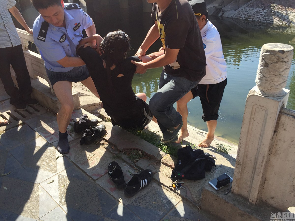 女子情緒失控三次跳河 民警反復(fù)下河救人