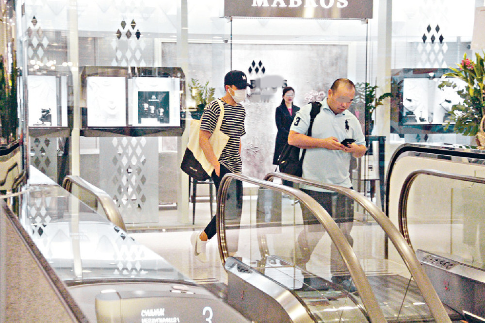 劉愷威離婚后首露面：獨(dú)自逛街勉強(qiáng)露出笑容、拒答離婚真相