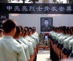 河南溫縣萬(wàn)名群眾送別維和烈士申亮亮