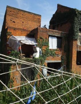 湖北一處別墅爛尾10多年 成民工住房